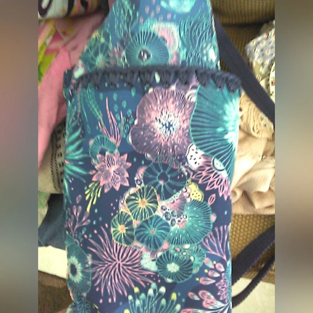 BNWOT SAKROOTS Floral Blue Backpack 5 OUTER PKTS ADJ. STRAPS (REG. SIZE) 15X13X5 - Picture 5 of 13